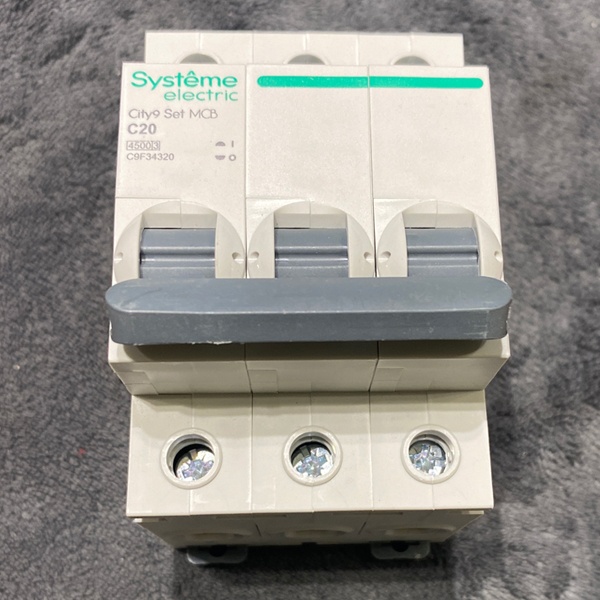 Трехполюсный модульный электрический автомат переменного тока на 20 Ампер с отключающей способностью 4500А, уставка С, Систем Электрик City9
