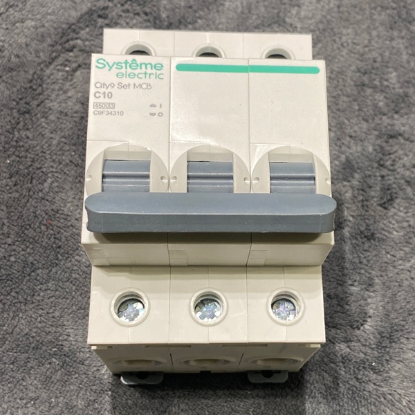 Трехполюсный модульный электрический автомат переменного тока на 10 Ампер с отключающей способностью 4500А, уставка С, Систем Электрик City9