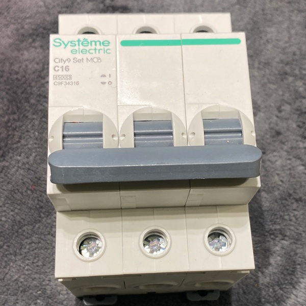 Трехполюсный модульный электрический автомат переменного тока на 16 Ампер с отключающей способностью 4500А, уставка С, Систем Электрик City9