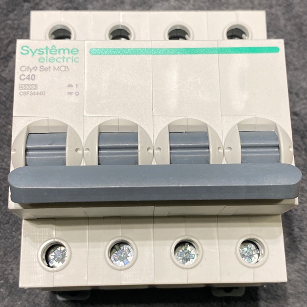 Четырехполюсный модульный электрический автомат переменного тока на 40 Ампер с отключающей способностью 4500А, уставка С, Систем Электрик City9