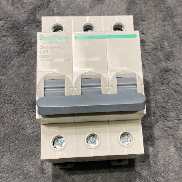 Трехполюсный модульный электрический автомат переменного тока на 25 Ампер с отключающей способностью 4500А, уставка С, Систем Электрик City9