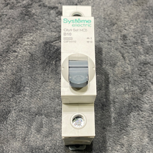 Модульный однополюсный электрический автомат переменного тока на 10 Ампер с уставкой B, отключающей способностью 4500А, Систем Электрик City9