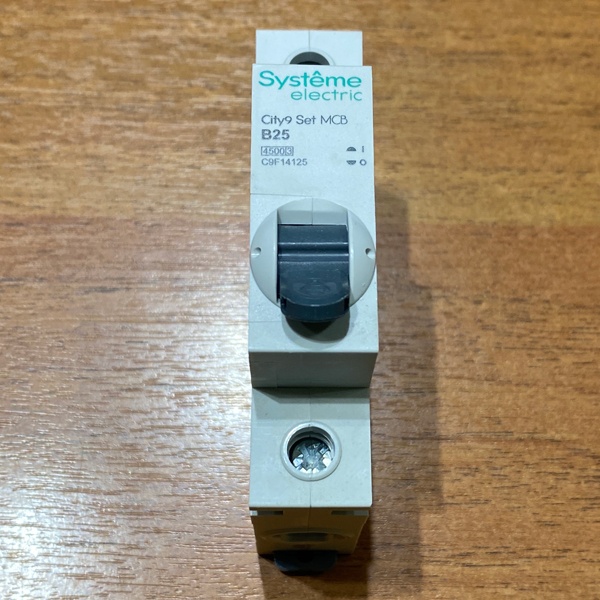 Модульный однополюсный электрический автомат переменного тока на 25 Ампер с уставкой B, отключающей способностью 4500А, Систем Электрик City9