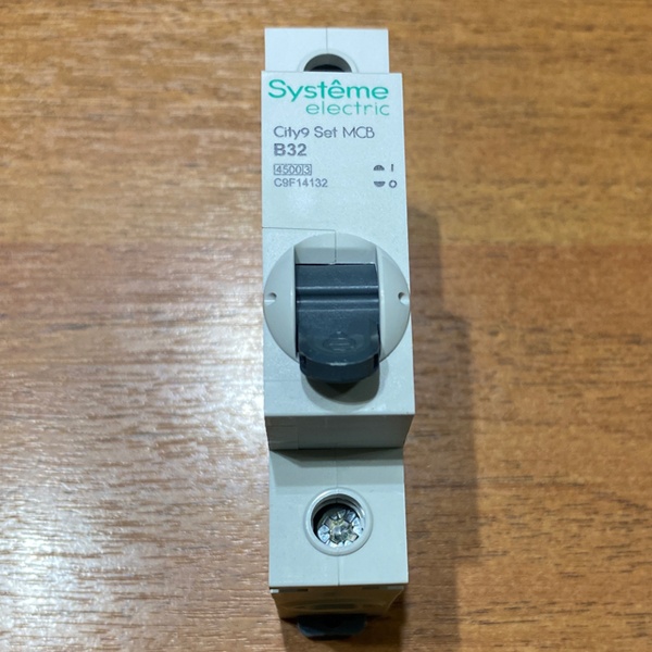 Модульный однополюсный электрический автомат переменного тока на 32 Ампера с уставкой B, отключающей способностью 4500А, Систем Электрик City9