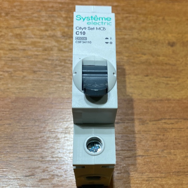 Однополюсный модульный электрический автомат переменного тока на 10 Ампер с отключающей способностью 4500А, уставка С, Систем Электрик City9