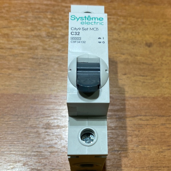 Однополюсный модульный электрический автомат переменного тока на 32 Ампера с отключающей способностью 4500А, уставка С, Систем Электрик City9