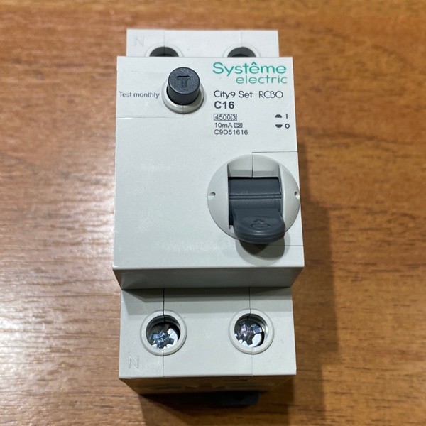 Двухполюсный автоматический выключатель дифференциального тока City9 Set, номинальным током 16 Ампер, с током утечки 10 мА тип A