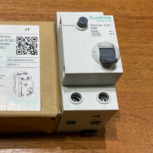 Двухполюсный автоматический выключатель дифференциального тока City9 Set, номинальным током 32 Ампера, с током утечки 30 мА тип A