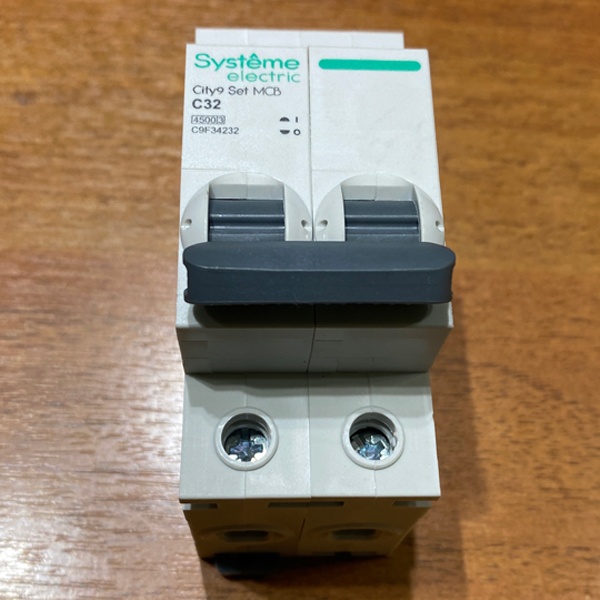 Двухполюсный модульный электрический автомат переменного тока на 32 Ампера с отключающей способностью 4500А, уставка С, Систем Электрик City9