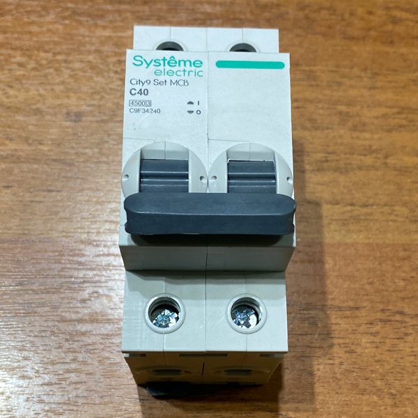 Двухполюсный модульный электрический автомат переменного тока на 40 Ампер с отключающей способностью 4500А, уставка С, Систем Электрик City9