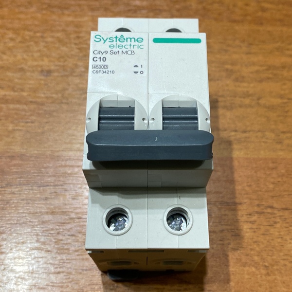 Двухполюсный модульный электрический автомат переменного тока на 10 Ампер с отключающей способностью 4500А, уставка С, Систем Электрик City9