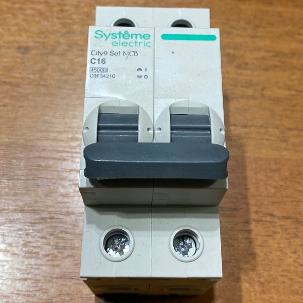 Двухполюсный модульный электрический автомат переменного тока на 16 Ампер с отключающей способностью 4500А, уставка С, Систем Электрик City9