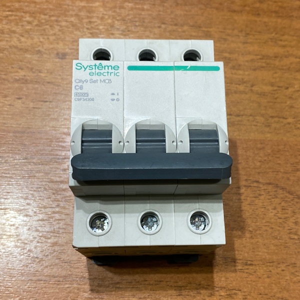 Трехполюсный модульный электрический автомат переменного тока на 6 Ампер с отключающей способностью 4500А, уставка С, Систем Электрик City9