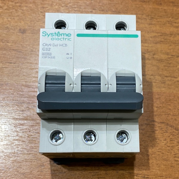 Трехполюсный модульный электрический автомат переменного тока на 32 Ампера с отключающей способностью 4500А, уставка С, Систем Электрик City9