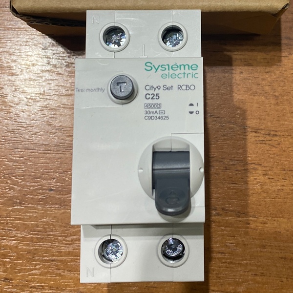 Двухполюсный автоматический выключатель дифференциального тока City9 Set, номинальным током 25 Ампер, с током утечки 30 мА тип AC