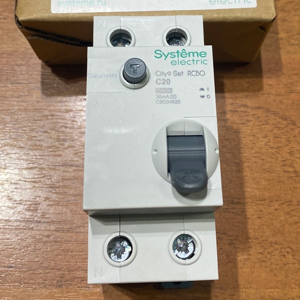 Двухполюсный автоматический выключатель дифференциального тока City9 Set, номинальным током 20 Ампер, с током утечки 30 мА тип AC
