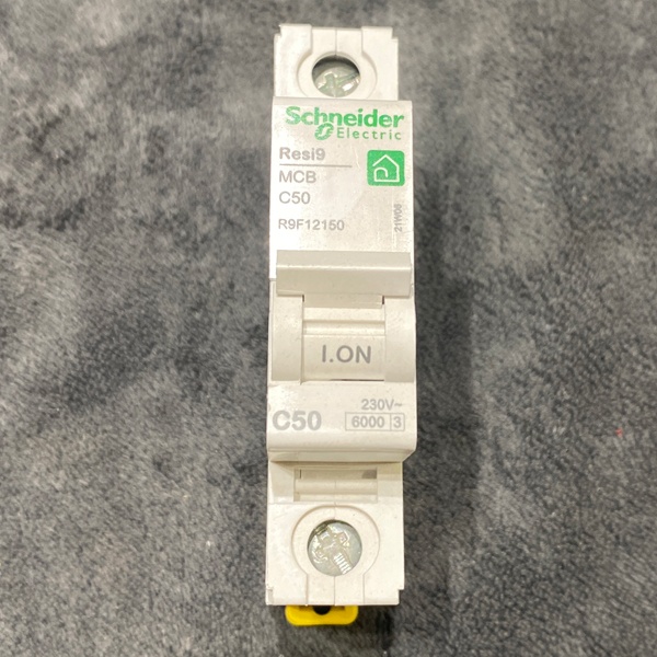 Однополюсный модульный электрический автомат 50 Ампер уставка C, отключающая способность 6кА Шнайдер Электрик Resi 9