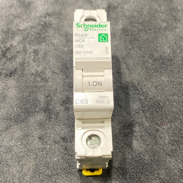 Однополюсный модульный электрический автомат 63 Ампера уставка C, отключающая способность 6кА Шнайдер Электрик Resi 9