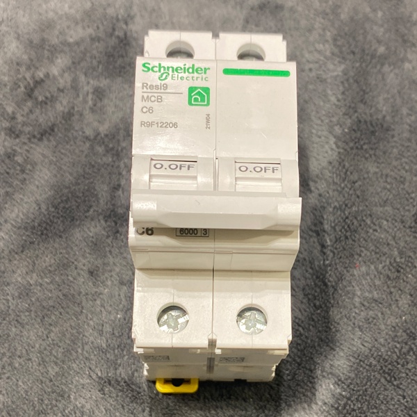 Двухполюсный модульный электрический автомат 6 Ампер уставка C, отключающая способность 6кА Шнайдер Электрик Resi 9