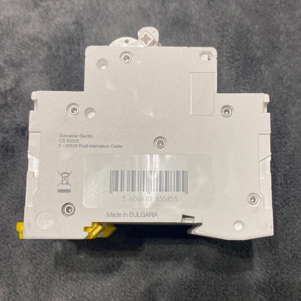 Трехполюсный модульный электрический автомат 50 Ампер уставка C, отключающая способность 6кА Шнайдер Электрик Resi 9