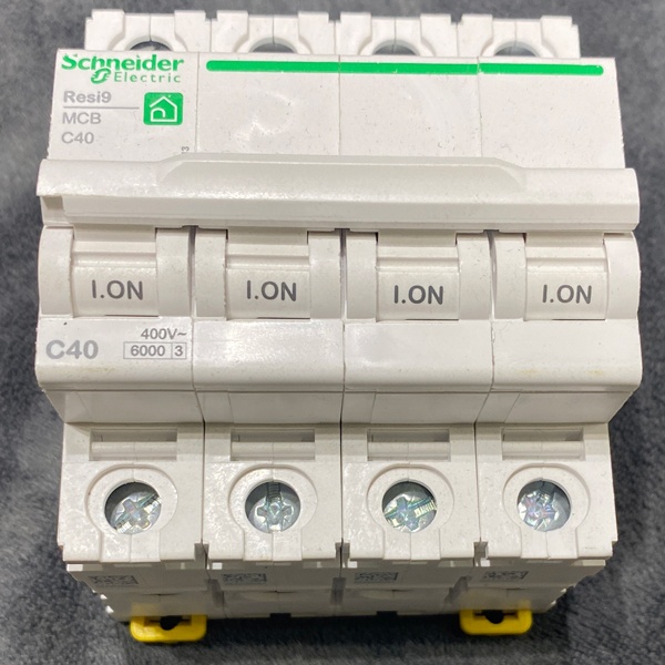 Четырехполюсный модульный электрический автомат 40 Ампер уставка C, отключающая способность 6кА Шнайдер Электрик Resi 9
