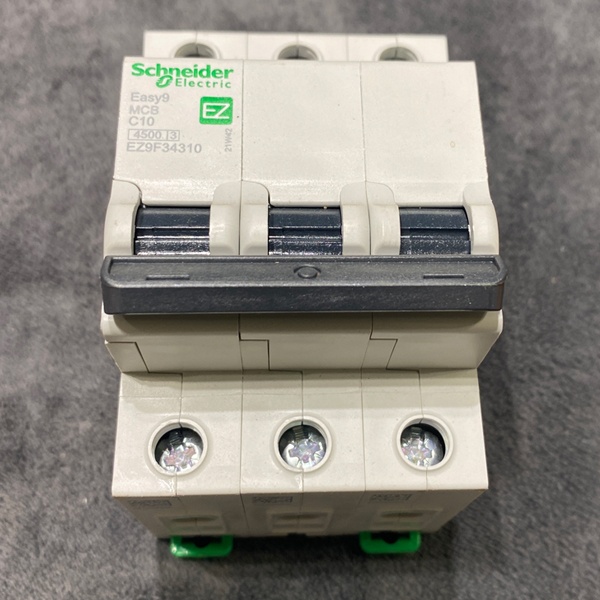 Трехполюсный модульный электрический автомат 10А уставка C, отключающая 4500А Шнайдер Электрик ИЗИ 9