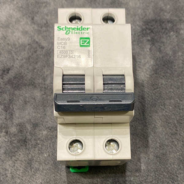 Двухполюсный модульный электрический автомат 16А уставка C, отключающая 4500А Шнайдер Электрик ИЗИ 9
