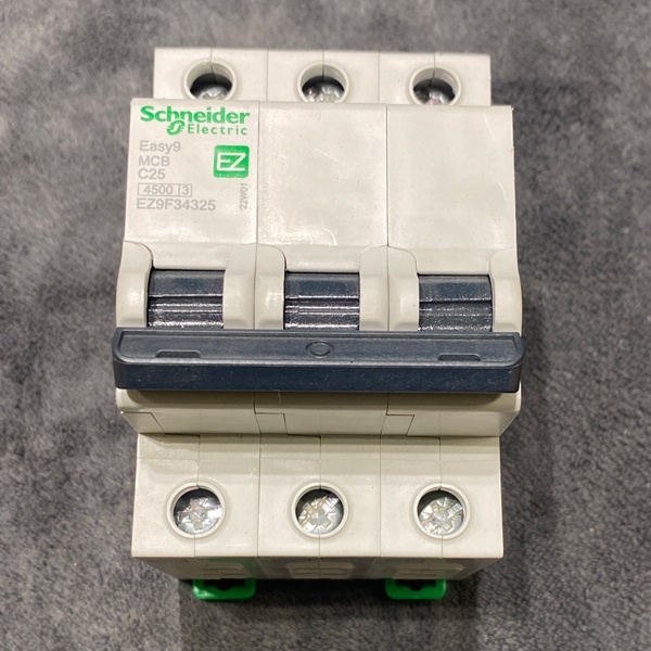 Трехполюсный модульный электрический автомат 25А уставка C, отключающая 4500А Шнайдер Электрик ИЗИ 9