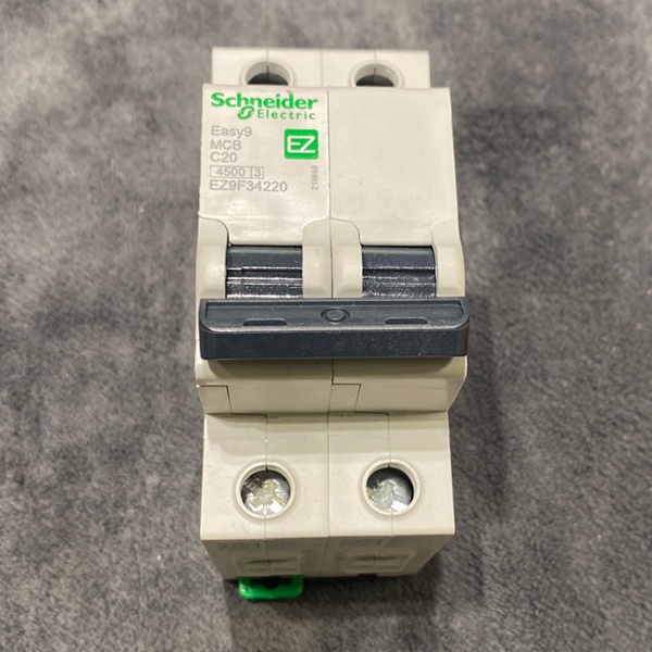 Двухполюсный модульный электрический автомат 20А уставка C, отключающая 4500А Шнайдер Электрик ИЗИ 9