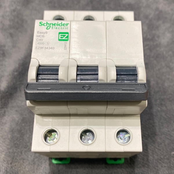 Трехполюсный модульный электрический автомат 40А уставка C, отключающая 4500А Шнайдер Электрик ИЗИ 9