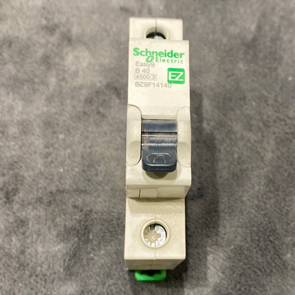 Однополюсный модульный электрический автомат Шнайдер Электрик EASY9 40 Ампер уставка B, отключающая 4500А