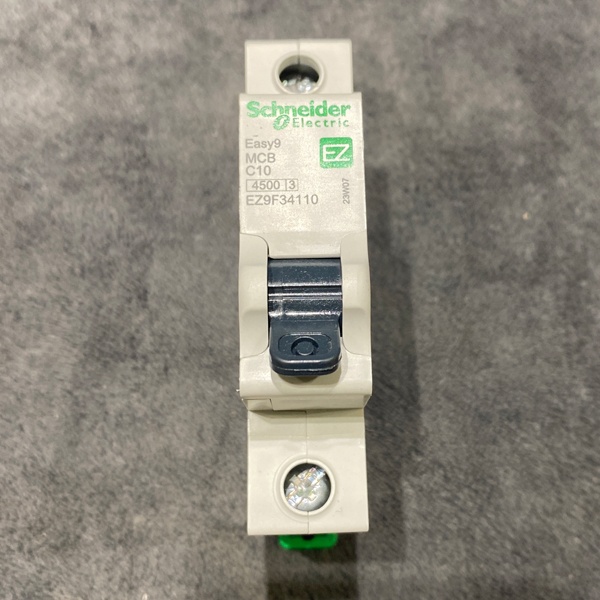 Однополюсный модульный электрический автомат 10А уставка C, отключающая 4500А Шнайдер Электрик ИЗИ 9