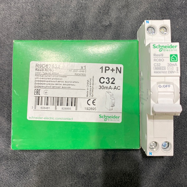 Компактный автоматический выключатель дифференциального тока Шнайдер Электрик 30мА типа AC, 32А уставка С