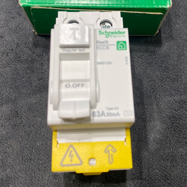 Двухполюсный выключатель дифференциального тока 63 А Шнайдер Электрик 30мА типа AC