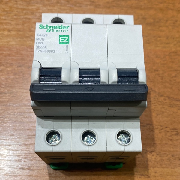 Трехполюсный модульный электрический автомат 63А уставка D, отключающая способность 6кА Шнайдер Электрик ИЗИ 9