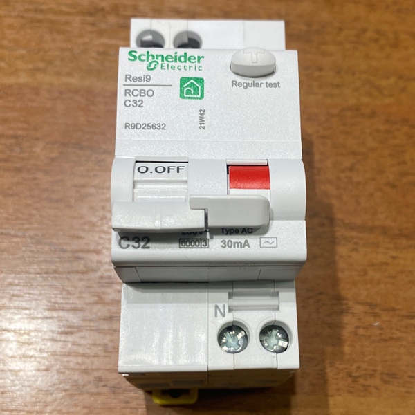 Автоматический выключатель дифференциального тока Шнайдер Электрик 30мА типа AC, 32А уставка С