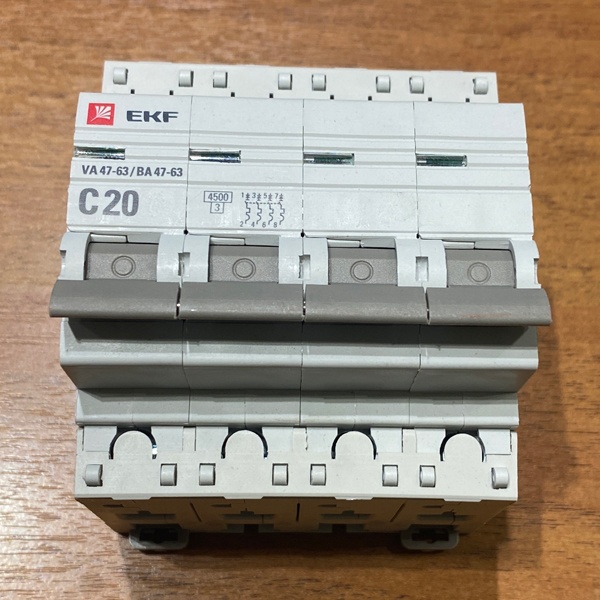 Четырехполюсный модульный электрический автомат ЭКФ PROxima ВА47-63, номинальный ток 20 Ампер, с характеристикой С