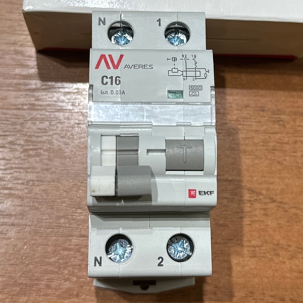 Двухполюсный дифавтомат с защитой от утечки 30 мА тип А, ток нагрузки 16 Ампер с уставкой C, отключающая способность 6кА, ЕКФ.