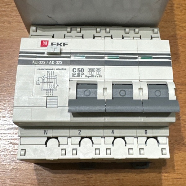 Четырехполюсный дифференциальный автоматический выключатель АД-32 ЭКФ PROxima, номинальный ток 50 Ампер, ток утечки 100 мА, с характеристикой C, тип AC, с селективной защитой