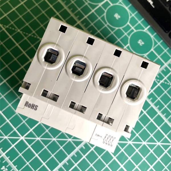 Модульный четырехполюсный электрический автомат переменного тока на 20 Ампер с отключающей способностью 6000А, кривая B, Систем Электрик Сити9