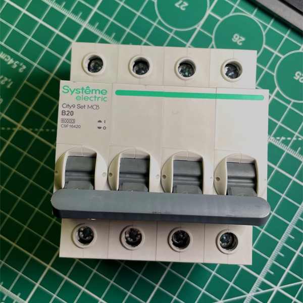 Модульный четырехполюсный электрический автомат переменного тока на 20 Ампер с отключающей способностью 6000А, кривая B, Систем Электрик Сити9