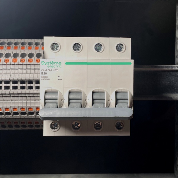 Модульный четырехполюсный электрический автомат переменного тока на 20 Ампер с отключающей способностью 6000А, кривая B, Систем Электрик Сити9