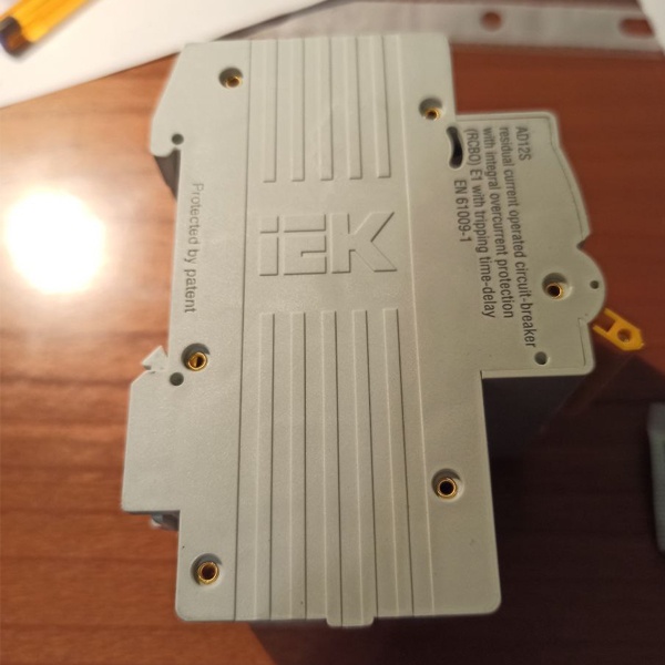 Двухполюсный дифференциальный автоматический выключатель 100мА тип АС IEK АД12S со встроенной защитой 50А уставка С