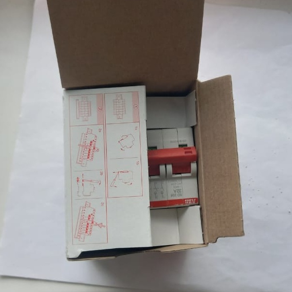 Четырехполюсный выключатель нагрузки с красным рычагом фирмы ABB SD201 на 32 Ампер,4 модуля.