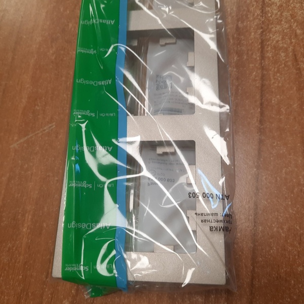 Универсальная 3-постовая рамка цвета шампань для выключателей и розеток Атлас Дизайн