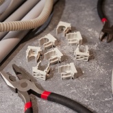 Крепеж-клипса Rexant для труб под монтажный пистолет в п/э d16 [упак.100шт] серая