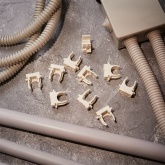 Крепеж-клипса Rexant для труб под монтажный пистолет в п/э d16 [упак.100шт] белая