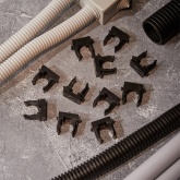 Крепеж-клипса Rexant для труб под монтажный пистолет в п/э d20 [упак.100шт] черная