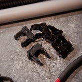 Крепеж-клипса Rexant для труб под монтажный пистолет в п/э d20 [упак.100шт] черная