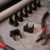 Крепеж-клипса Rexant для труб под монтажный пистолет в п/э d20 [упак.100шт] черная